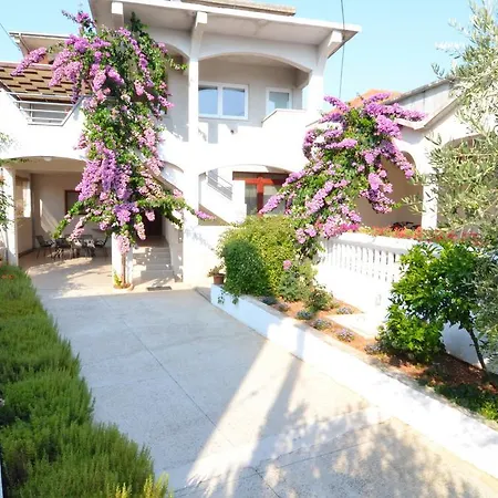 Kate's Family Place Apartman *